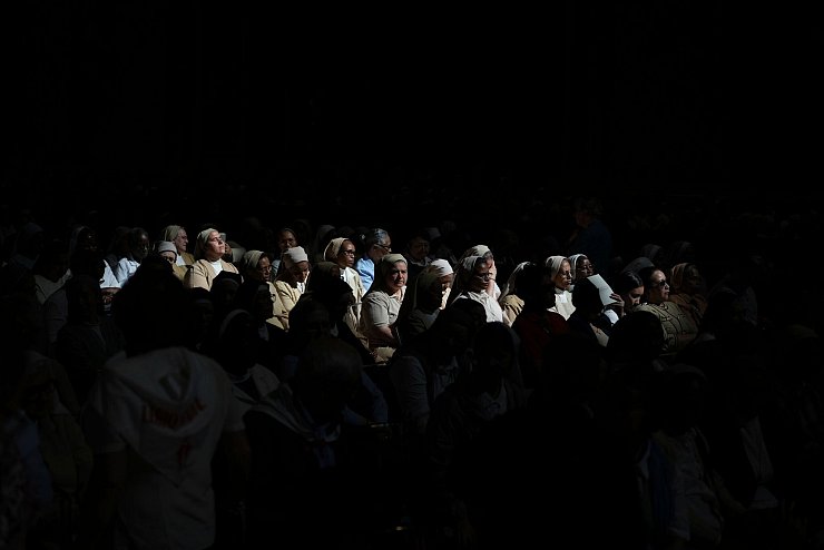 Achter Trauertag für Papst Franziskus - © Alessandra Tarantino/AP/dpa