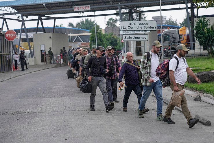 Rumänische Söldner werden am Grenzübergang Gisenyi zwischen Kongo und Ruanda freigelassen. - © Brian Inganga/AP/dpa