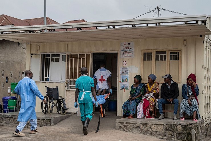 Eine verletzte Person wird in Goma in ein Krankenhaus gebracht. Die humanitäre Situation spitzte sich zuletzt weiter zu. (Archivbild) - © Moses Sawasawa/AP/dpa