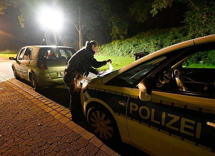 Die Kontrollen sollen zunächst sechs Monate andauern. - © Roberto Pfeil/dpa