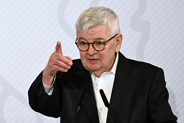 Ex-Außenminister Joschka Fischer kann sich für sich keine Auswanderung aus Deutschland vorstellen. (Archivbild) - © Federico Gambarini/dpa Pool/dpa