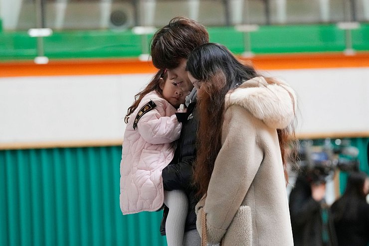 Ein Land trauert. - © Ahn Young-joon/AP/dpa