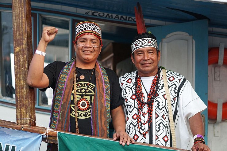 Vieler indigene Vertreter tragen traditionelle Gewänder und Kopfschmuck. - © Larissa Schwedes/dpa