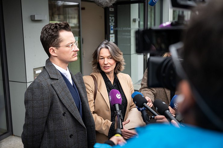 Die Anwälte des Angeklagten, Yves Georg und Regina Rick, forderten nach dem Urteil weitere Konsequenzen. - © Lukas Barth-Tuttas/dpa