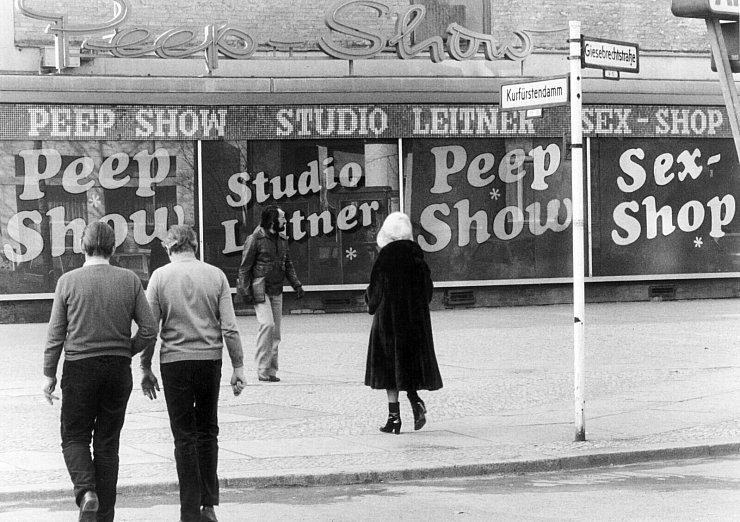 Sex- und Peep-Shows auf dem Berliner Kudamm im Jahr 1982 (Archivbild). - © Konrad Giehr/Picture-Alliance/dpa
