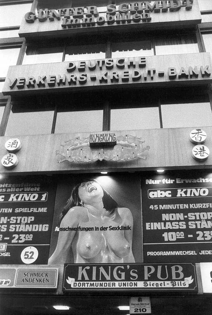 Ein Schild eines Sexkinos hängt im Jahr 1982 über einem Eingang am Kurfürstendamm. (Archivbild) - © Konrad Giehr/picture-alliance/dpa