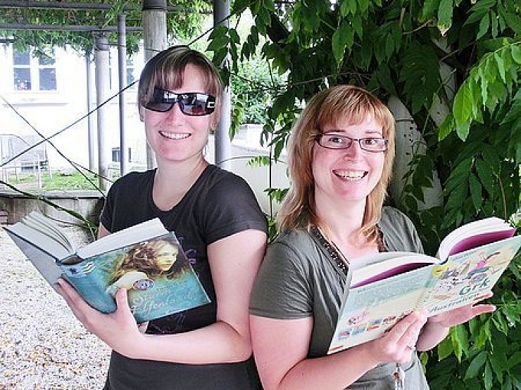 Sarah Bohnhoff (links) und Anika Schulz von der Stadtbücherei Lemgo. - ©