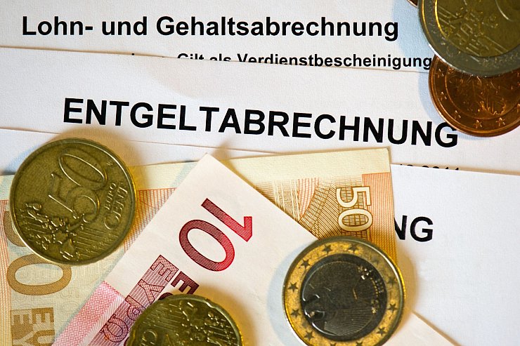 Was mindestens auf der Lohnabrechnung stehen muss, wird derzeit in vertraulichen Verhandlungen besprochen. - © Arno Burgi/dpa-Zentralbild/dpa