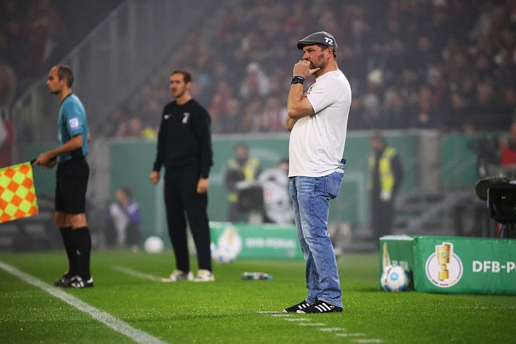 Trotz kühler Temperaturen wieder nur im T-Shirt: Hamburgs Trainer Steffen Baumgart. - © Philipp von Ditfurth/dpa
