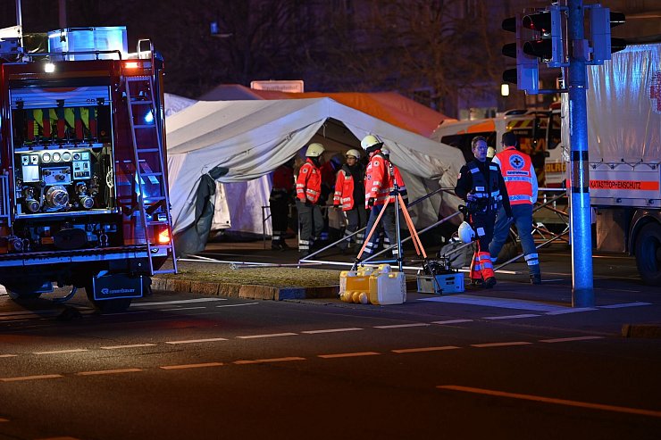 Dutzende Feuerwehrkräfte waren im Einsatz. - © Heiko Rebsch/dpa