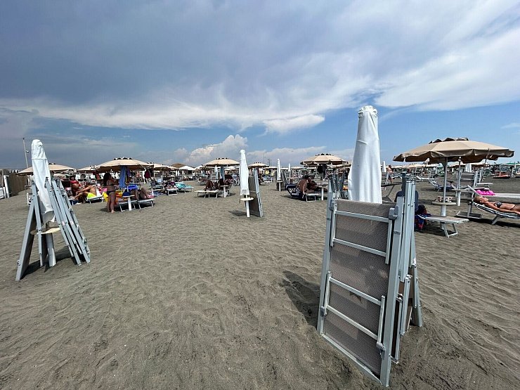 Einer EU-Richtline zufolge müssten die staatlichen Konzessionen für Strandabschnitte regelmäßig neu ausgeschrieben werden. (Foto: Archiv) - © Christoph Sator/dpa