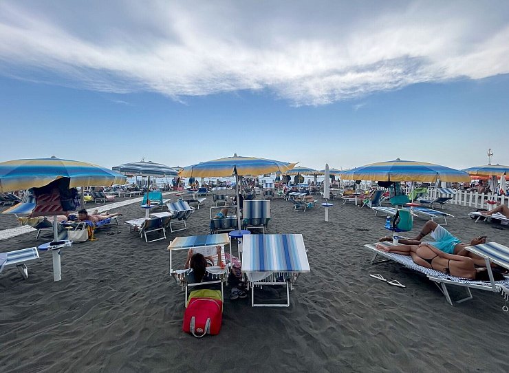 Die Besitzer der Strandbäder sind sauer auf die italiensiche Regierungschefin. (Foto: Archiv) - © Christoph Sator/dpa