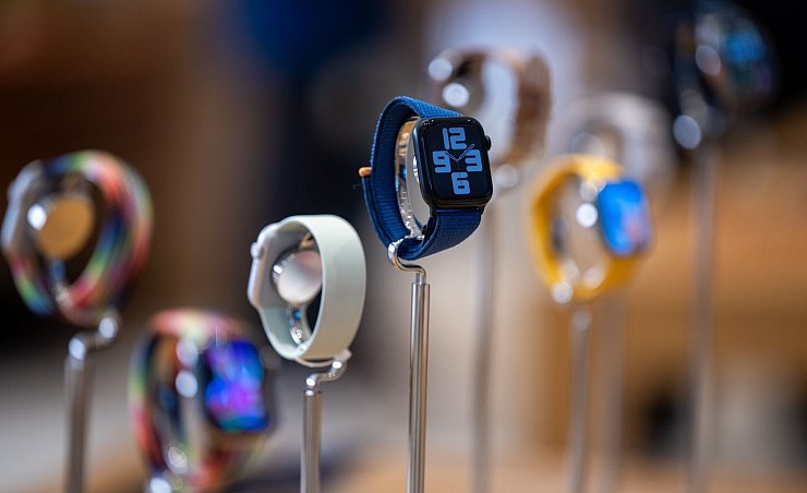 Wearables wie die Apple Watch sind vor allem bei jungen Leuten populär. - © Monika Skolimowska/dpa