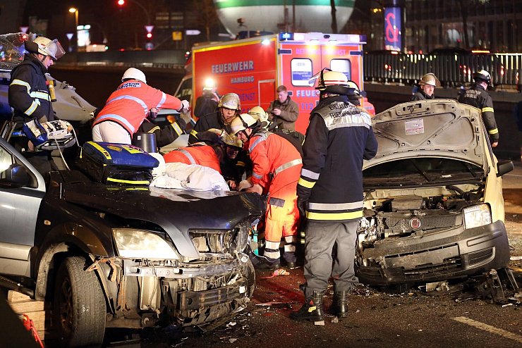 Innerorts wird auf vermeintlich freien Straßen oft zu schnell gefahren. Schwere Unfälle sind die Folge, warnen die Unfallversicherer. (Symbolbild) - © picture alliance / dpa