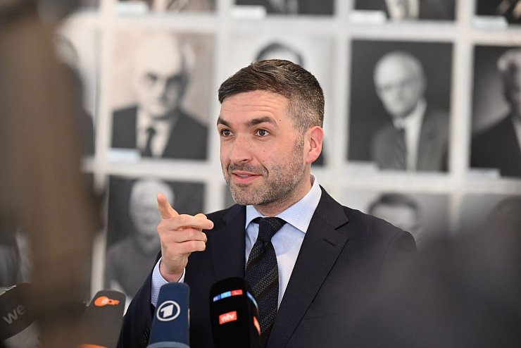 Der stellvertretende FDP-Fraktionsvorsitzende, Konstantin Kuhle, war an den Verhandlungen über den Antragstext beteiligt. Nach Auskunft von Teilnehmern der Gespräche gab es zwischenzeitlich erhebliche Meinungsverschiedenheiten. (Archivbild) - © Uli Deck/dpa