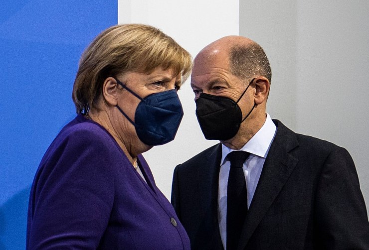 Nach dem Wahlsieg von Olaf Scholz kämpften Angela Merkel und er vorübergehend gemeinsam gegen Corona. - © John Macdougall/AFP-Pool/dpa