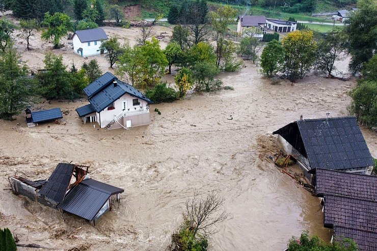 Bei Überschwemmungen und Erdrutschen in Bosnien-Herzegowina kamen mindestens 18 Menschen ums Leben (Foto aktuell). - © Robert Oroz/AP