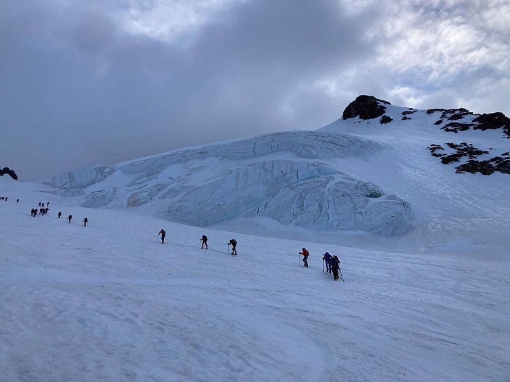 Auf dem Gletscher sind Bergsteiger angeseilt unterwegs - andernfalls drohen gefährliche Stürze in Gletscherspalten. - © Sabine Dobel/dpa