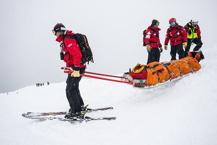 Bergretter sind oft unter widrigsten Wetterbedingungen im Einsatz (Archivbild) - © Jean-Christophe Bott/KEYSTONE/dpa