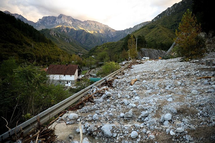 Bei Überschwemmungen und Erdrutschen in Bosnien-Herzegowina kamen mindestens 16 Menschen ums Leben. - © Armin Durgut/AP/dpa