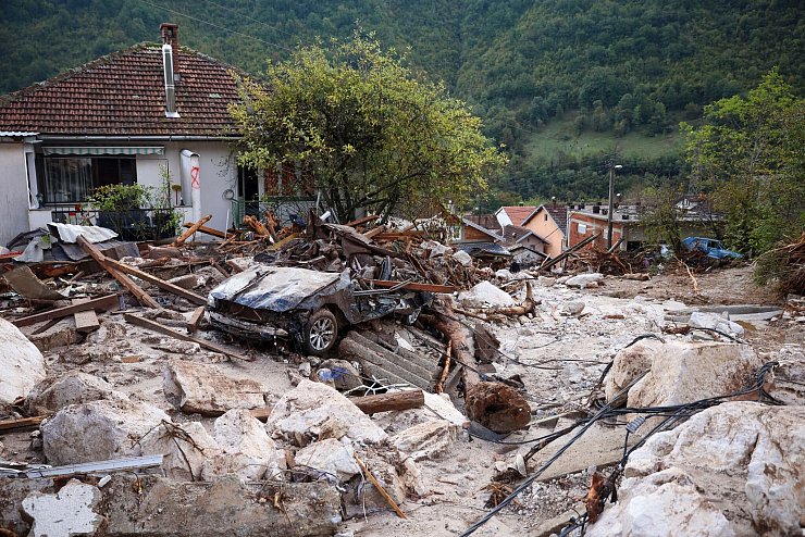 Bei Überschwemmungen und Erdrutschen in Bosnien-Herzegowina kamen mindestens 16 Menschen ums Leben. - © Armin Durgut/AP