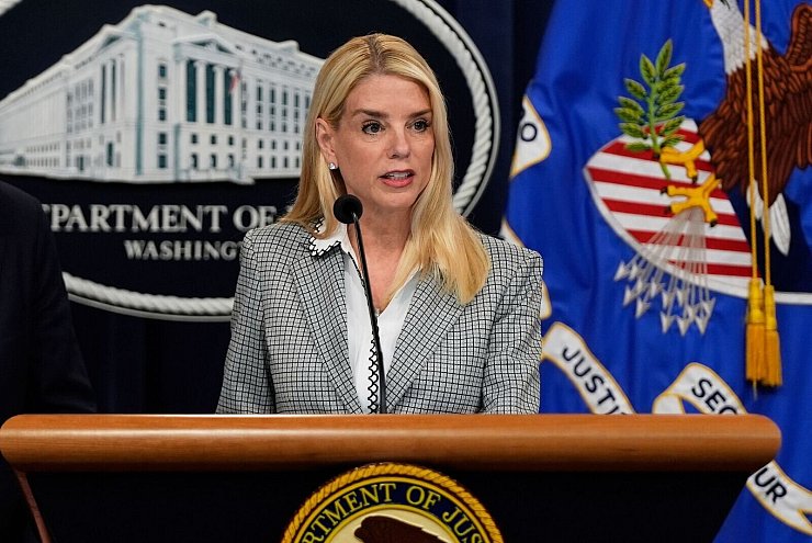 US-Justizministerin Bondi steht wegen ihres Umgangs mit dem Fall besonders in der Kritik. (Archivbild) - © Julia Demaree Nikhinson/AP/dpa