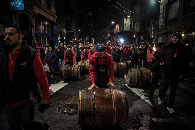 Am dritten Donnerstag im November kann der neue Beaujolais verkostet werden. - © Jeff Pachoud/AFP/dpa