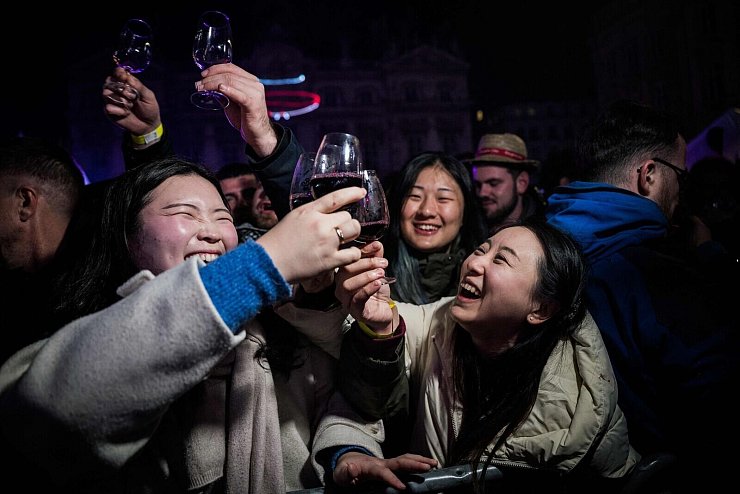 Für die Winzer ist der Beaujolais auch ein Verkaufsschlager. - © Jeff Pachoud/AFP/dpa
