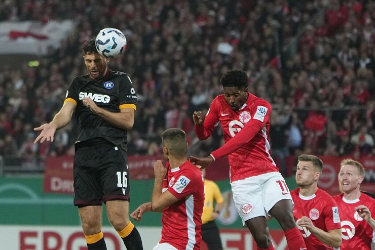 Die Kickers Offenbach um Boubacar Barry (3.vl) bereiteten dem Karlsruher SC lange Zeit Probleme. - © Thomas Frey/dpa
