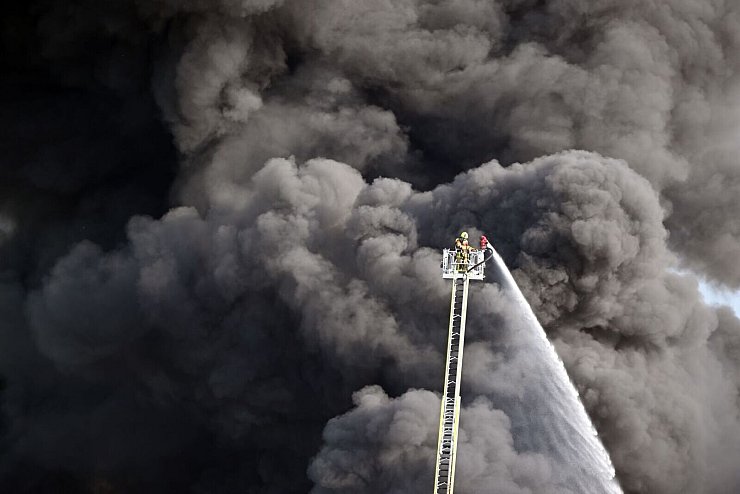 Kampf gegen das Feuer: Feuerwehrleute löschen den Brand einer Lagerhalle mit Müll in der Gemeinde Swisttal bei Bonn. - © Federico Gambarini/dpa