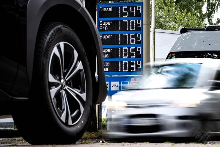 Die Inflationsrate ohne die stark schwankenden Preise für Lebensmittel und Energie hält sich hartnäckig erhöht. - © Sina Schuldt/dpa