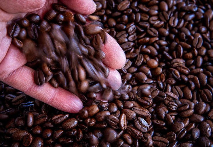 Kaffee und Schokolade waren im August deutlich teurer als ein Jahr zuvor. (Archivbild) - © Jens Büttner/dpa