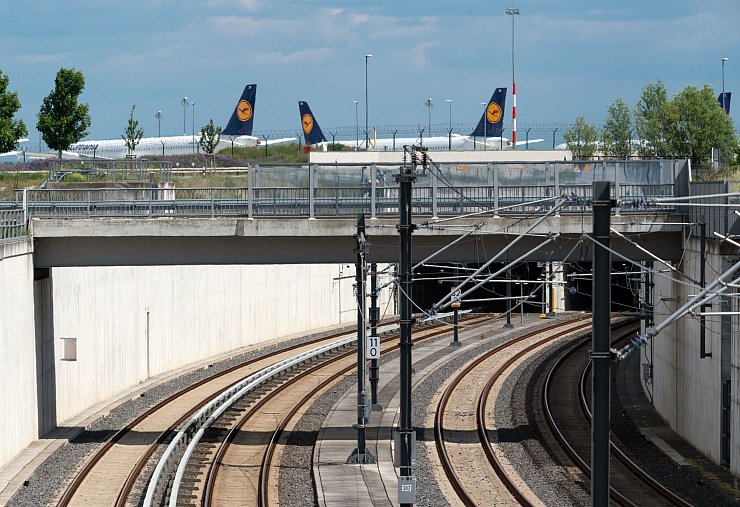 Bahn oder Flugzeug? Der Preis spielt bei der Entscheidung eine Rolle. (Symbolbild) - © Soeren Stache/dpa-Zentralbild/ZB
