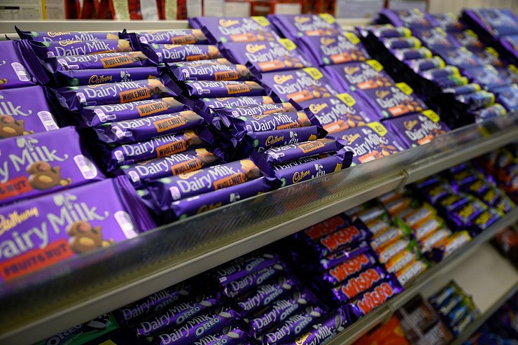 Fehlen an keinem Kiosk in Großbritannien: Artikel von Cadbury. (Archivbild) - © Sebastian Gollnow/dpa