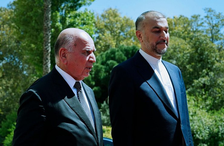 Iraks Außenminister Fuad Hussein (l) und sein iranischer Kollege Hossein Amirabdollahian treffen sich zu Gesprächen. - © Vahid Salemi/AP/dpa