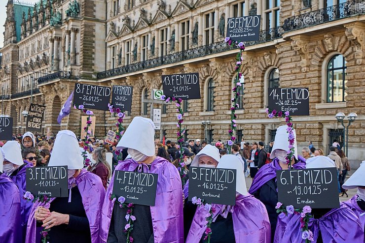 Tödliche Gewalt gegen Frauen durch Partner und Ex-Partner sollte nach Auffassung von Feministinnen nicht als «Beziehungstag» bezeichnet werden, sondern als Femizid. Sie argumentieren, schließlich gehe es um Taten, die Ausdruck patriarchaler Gesellschaftsstrukturen seien. (Archivfoto) - © Georg Wendt/dpa