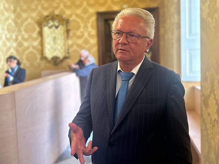 Armin Papperger, Vorstandschef von Rheinmetall, ist bei einer Pressekonferenz der Rüstungskonzerne Leonardo und Rheinmetall. Die beiden Konzerne aus Italien und Deutschland wollen in einem gemeinsamen Unternehmens Kampf- und Schützenpanzer bauen. - © Christoph Sator/dpa