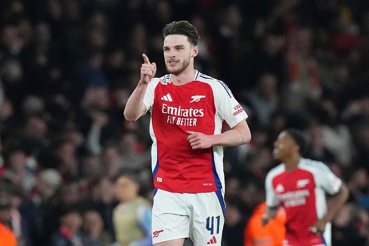 Declan Rice öffnete die Tür ins Halbfinale für Arsenal mit zwei absoluten Traumtoren. - © Frank Augstein/AP/dpa