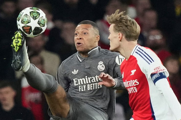 Agierte weitgehend glücklos: Reals Stürmer Kylian Mbappé (l.). - © Frank Augstein/AP/dpa
