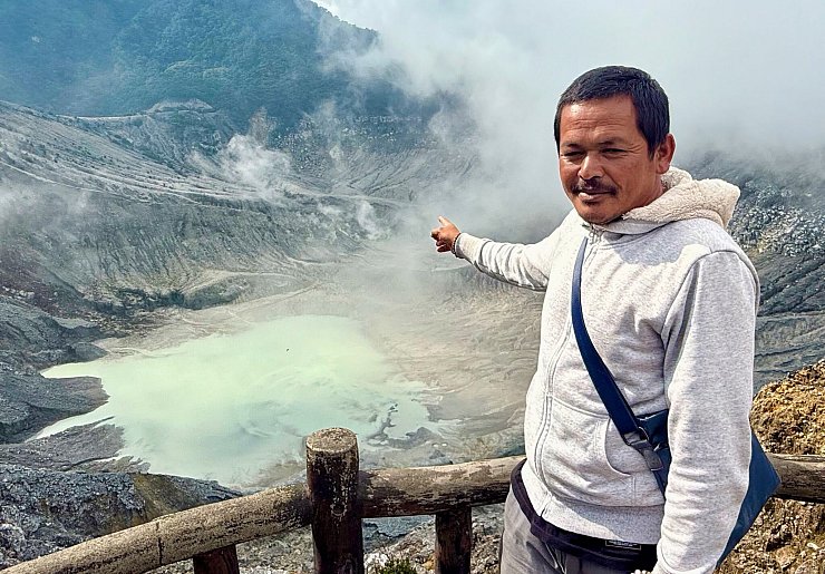 Der Souvenirverkäufer Hassan erklärt Touristen am Ratu-Krater die Besonderheiten der Caldera. - © Carola Frentzen/dpa-tmn