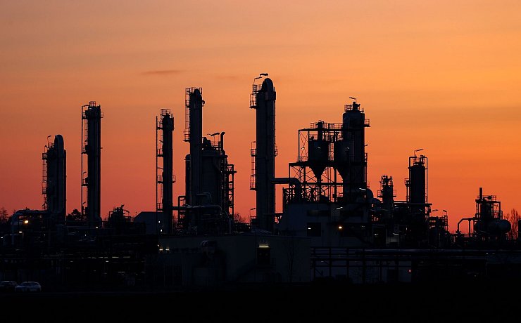 Teure Energie belastet viele Chemieunternehmen - aber längst nicht alle Branchen in Deutschland (Archivbild). - © Jan Woitas/dpa-Zentralbild/dpa