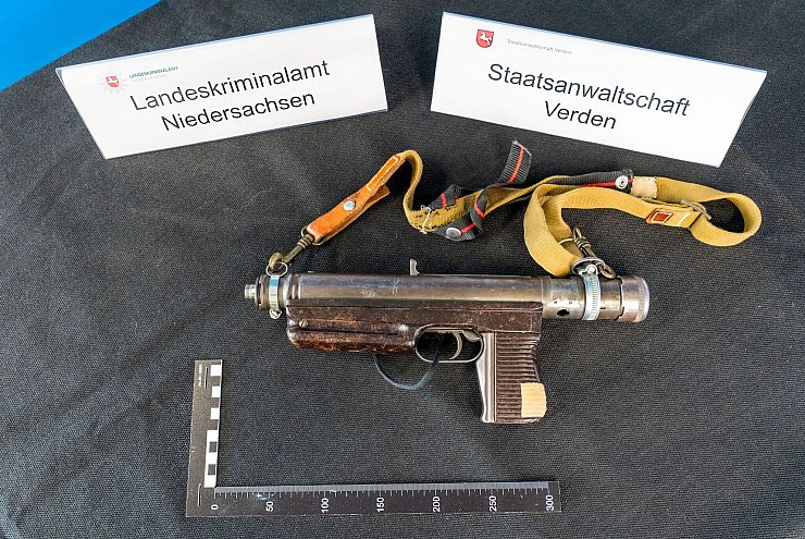 Ermittler fanden unter anderem ein polnisches Sturmgewehr, eine tschechische Maschinenpistole und eine täuschend echt aussehende Panzerfaust. - © -/LKA Niedersachsen/Staatsanwaltschaft Verden/dpa