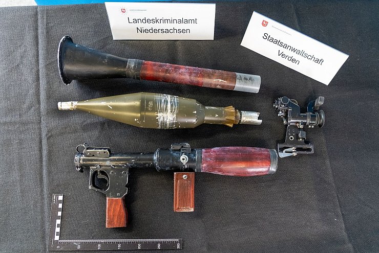 Die Ermittler gehen davon aus, dass Klette und ihre Komplizen diese Waffen und die Attrappe einer Panzerfaust bei Überfallen einsetzten. - © -/LKA Niedersachsen/Staatsanwaltschaft Verden/dpa