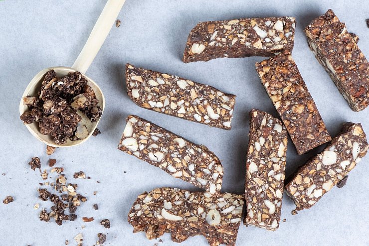 Auch Produkte, die gesund erscheinen, können zu viel Zucker in sich tragen. (Symbolbild) - © Sebastian Kahnert/dpa