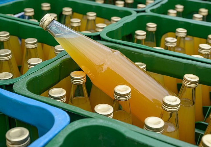 Obstsäfte haben besonders viel Zucker in sich. (Symbolbild) - © Patrick Pleul/dpa