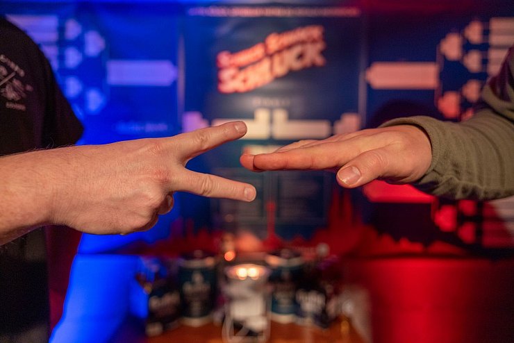 Mathematisch gesehen ist «Schnick-Schnack-Schnuck» ein reines Zufallsspiel. - © Thomas Banneyer/dpa