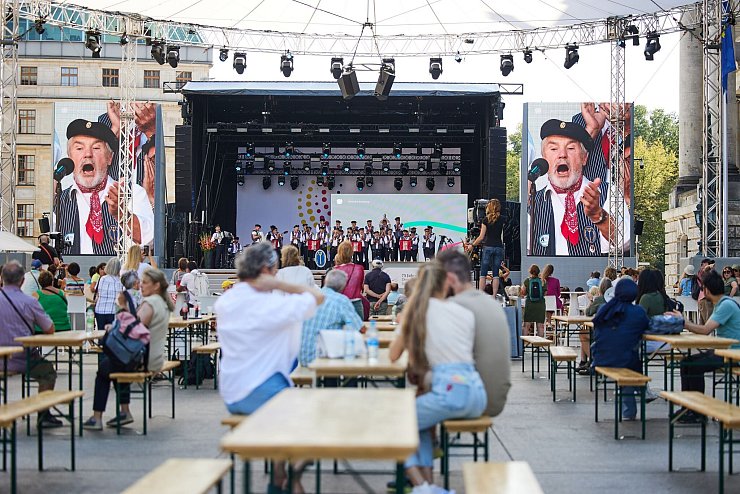 Der Bundestag feiert sein 75-jähriges Bestehen mit einem Bürgerfest rund um den Reichstag. - © Joerg Carstensen/dpa