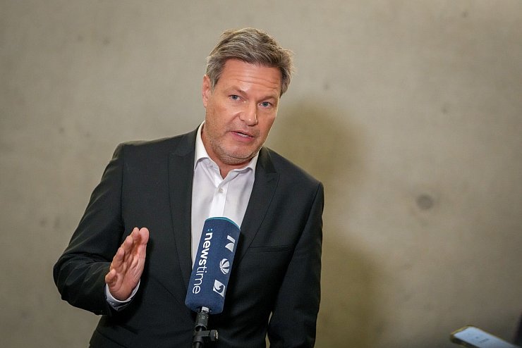 Minister Habeck vor der Sitzung des Haushaltsausschusses. - © Kay Nietfeld/dpa