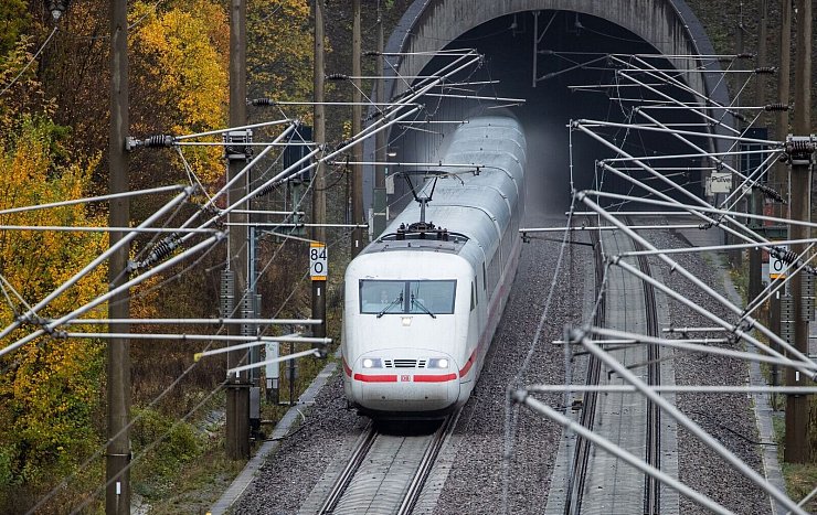 Ein ICE fährt auf der Schnellfahrstrecke Stuttgart - Mannheim nahe der Enztalbrücke aus einem Tunnel heraus. - © Christoph Schmidt/dpa
