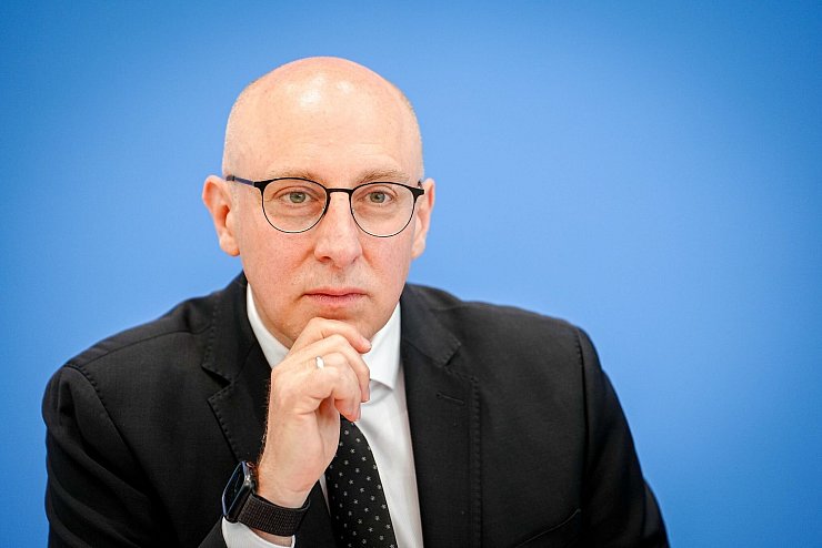 Im Juni stellte Sinan Selen - damals noch Vizepräsident des Bundesamtes für Verfassungsschutz - gemeinsam mit Bundesinnenminister Alexander Dobrindt (CSU) den Jahresbericht seiner Behörde für 2024 vor. (Archivbild) - © Kay Nietfeld/dpa
